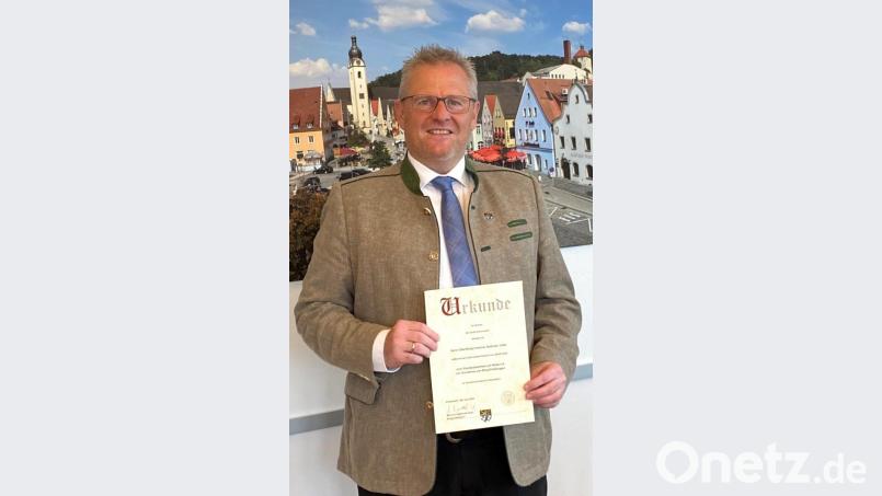 OB Andreas Feller wurde die Ernennungsurkunde zum Standesbeamten ausgehändigt. Bild: Stadt Schwandorf/exb
