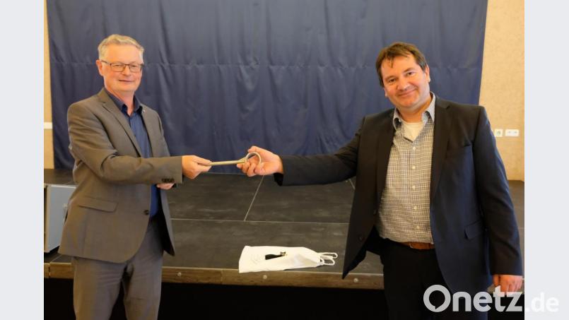 Mit der symbolischen Schlüsselübergabe überträgt Werner Roder (links) als bisheriger Vorsitzender des Wasserzweckverbandes der &quot;Vorbacher Gruppe&quot; die Verantwortung für das Vorbacher und Schlammersdorfer Lebenselixier an Alexander Goller. Bild: do