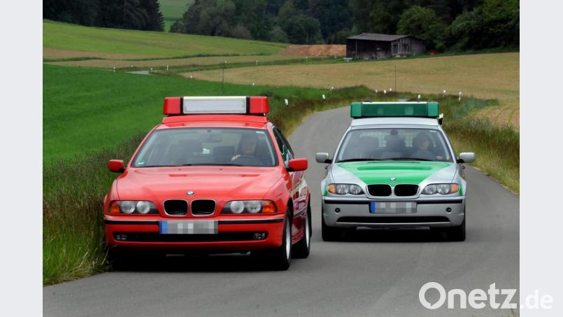 Ein ungewöhnlicher Anblick. Nahe Hartenstein sind Stephan Stark und seine Lebensgefährtin mit einem ausrangierten Feuerwehr- und Polizeiauto unterwegs. Bild: Stephan Huber