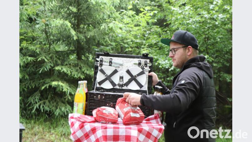 Florian Maschauer präsentiert das Kerwl &quot;Da Gmiatliche&quot;. Besteck, Picknick-Decke und Getränke sind auch schon im Kerwl. Bild: vlu