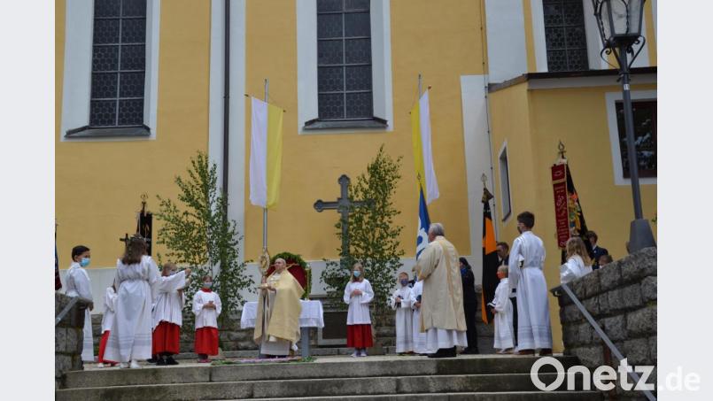 Einziger Freialtar an Fronleichnam war an der Kirche am Südportal zum Marktplatz. Hier spendete der Priester den Segen. Bild: gi