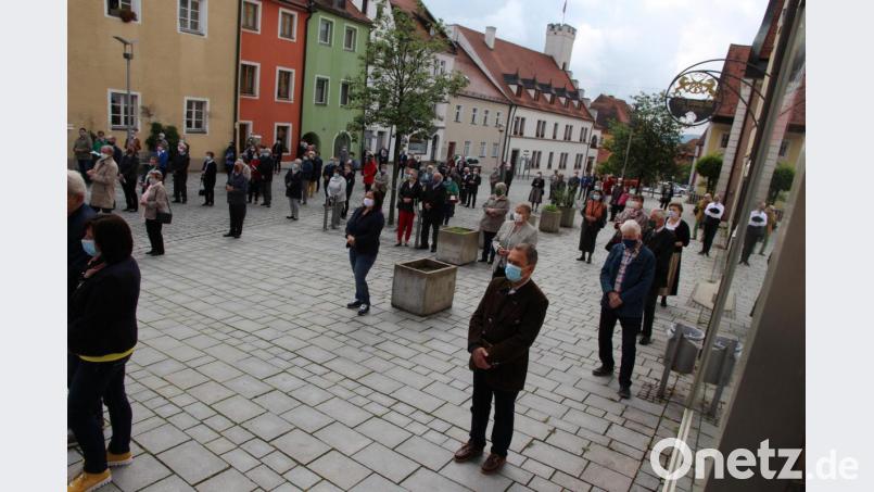 Unter den geltenden Abstandsregeln fanden sich nach dem Gottesdienst in der Pfarrkirche vor der Bücherei und auf dem Oberen Markt 150 Gläubige ein, zusammen mit den Fahnenträgern der Nabburger Vereine und einem kleinen Ensemble der Jugendblaskapelle. Bild: bph
