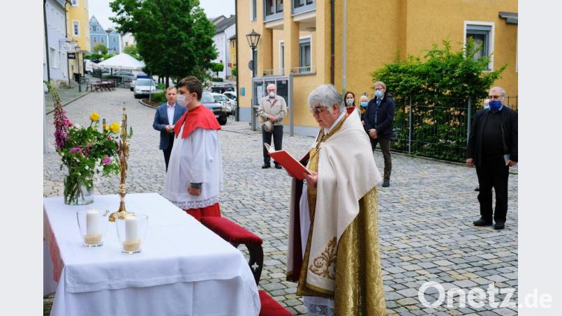 Anstelle der Fronleichnamsprozession lädt Stadtpfarrer Thomas Jeschner nach dem Festgottesdienst in der Stadtpfarrkirche zu einer Anbetung mit eucharistischem Segen ins Freie. Vor dem Seitenportal von St. Laurentius war symbolisch ein Fronleichnamsaltar aufgebaut. Bild: do
