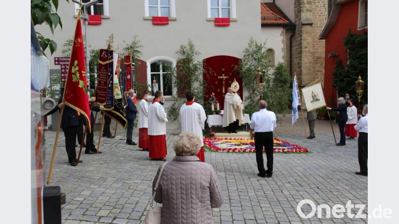Nach dem „Tantum ergo“ spendete der Pfarrer Hannes Lorenz den eucharistischen Segen für die ganze Pfarrgemeinde und die Stadt Nabburg. Bild: bph