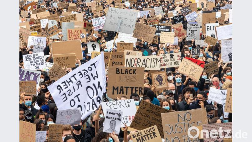 Mehrere tausend Menschen demonstrieren mit Plakaten auf dem Königsplatz in der bayerischen Landeshauptstadt während einer &quot;Silent Demo&quot; gegen Rassismus. Anlass ist der gewaltsame Tod von George Floyd in den USA. Bild: Peter Kneffel/dpa