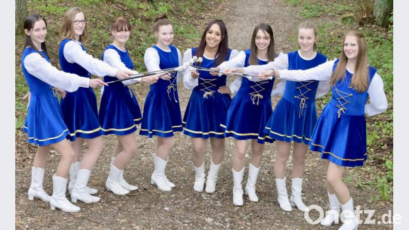 Die aktuelle Majorettengruppe kann das 45-Jährige wegen der Corona-Krise nicht wie erhofft feiern. V. l. Leonie Hubmann, Nadine Treutel, Carola Hiemer, „Chefin“ Lilli Pfab, Olivia Neal, Franziska Paulus, Marie Giehrl und Katharina Stein. Bild: u
