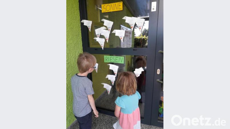 Das Erzieherinnen-Team des St.-Wolfgang-Kindergartens hielt und hält während der Corona-Zeit mit „To-go-Aktionen“ Kontakt zu den Kindern und Eltern. Die allermeisten Kinder zeigten daran großes Interesse und holten ihre Aufträge an der KiTa-Haustür ab. Bild: u