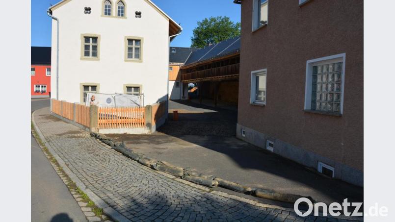 Die Schafferhof-Einfahrt war mit Sandsäcken geschützt worden. Bild: jr