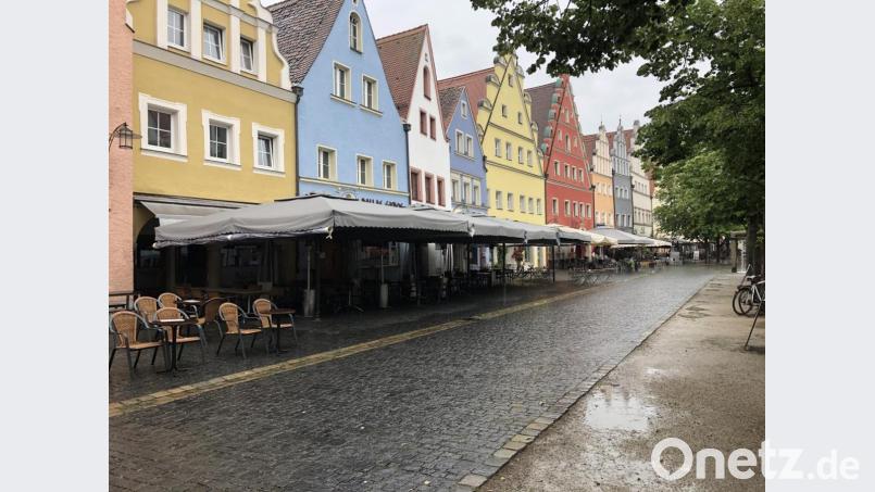 Die Plätze vor dem griechischen Restaurant &quot;Pallas&quot; in der Weidener Altstadt bleiben vorerst leer. Schuld ist jedoch nicht das schlechte Wetter, sondern die vorsorgliche Schließung des Restaurants wegen eines Mitarbeiters, der positiv auf das Coronavirus getestet wurde. Bild: ehi
