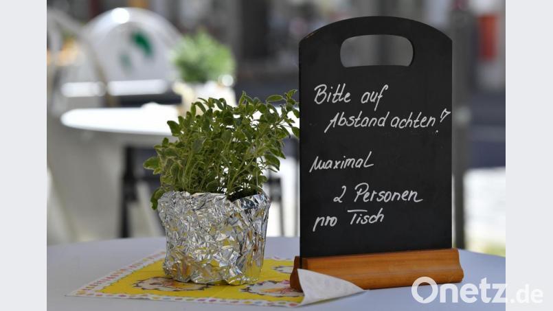 &quot;Bitte auf Abstand achten!&quot; Das Coronavirus hat den Alltag in der Gastronomie verändert. Bild: Martin Schutt/dpa