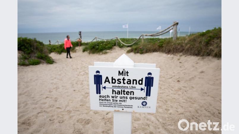 Urlaubsorte an Nord- und Ostsee setzen auf Bodenaufkleber mit Abstandsregeln, Einbahnstraßensysteme am Strand bis hin zu Strand-Apps. Bild: Christian Charisius
