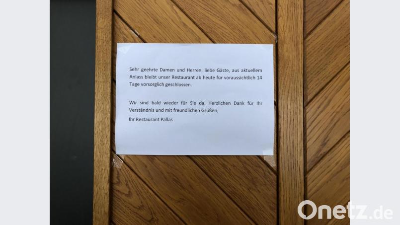 &quot;Aus aktuellem Anlass bleibt unser Restaurant (...) vorsorglich geschlossen&quot;, heißt es an der Eingangstür zum &quot;Pallas&quot;. Bild: ehi
