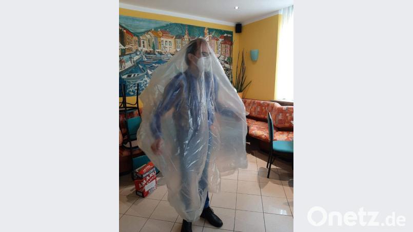 An seinem 50. Geburtstag will Dominik Neitz nicht auf eine Geburtstagsumarmung verzichten. Deshalb trägt er nicht nur Maske, sondern stülpt sich eine große Plane über. Bild: exb