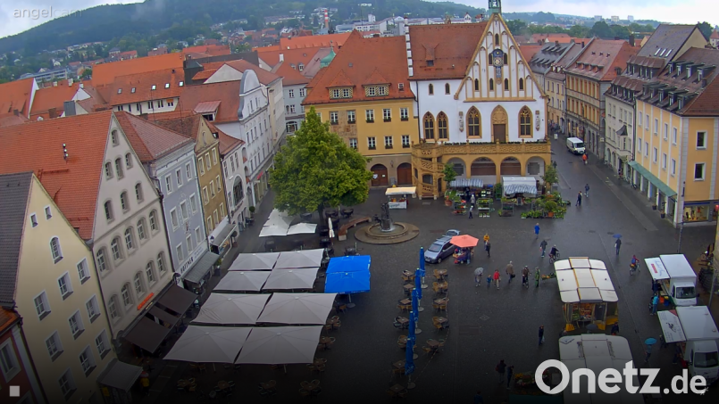 Freier Blick auf das Amberger Rathaus und das Treiben auf dem Marktplatz. Die Webcam der Stadt Amberg verzeichnete im Mai über 25000 Aufrufe. Bild: Screenshot