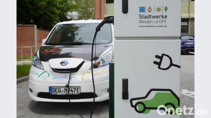 Ein „Auswärtiger“ nutzt eine Ladestation in Weiden. Kein Wunder, in der Stadt selbst sind vergleichsweise wenig E-Modell gemeldet. Bild: Gabi Schönberger