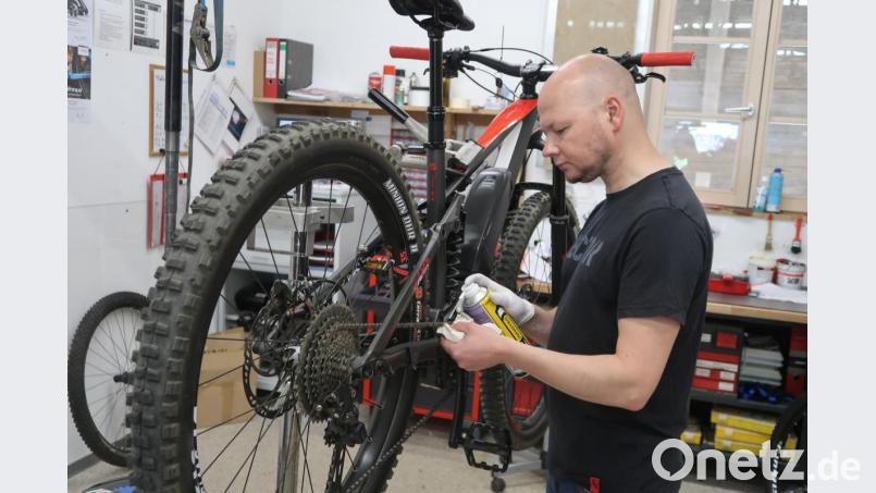 Acht Tage bis drei Wochen müssen Kunden in den Fahrradgeschäften in Weiden im Moment auf Reparatur- und Kundendienstarbeiten warten. Bild: Kunz
