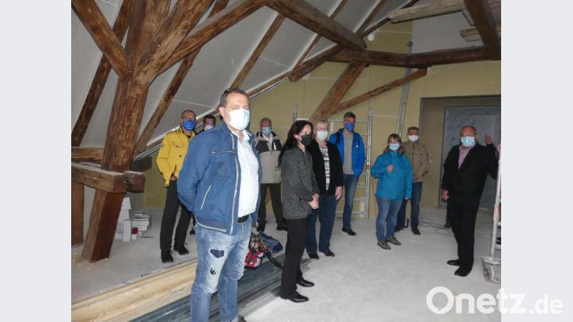 "Auch nach der Sanierung der Eindachung bleibt die dekorative Balkenkonstruktion sichtbar", versichert Architekt Georg Zunner (vorne links) den Stadträten bei einem Ortstermin im Eschenbacher Vermessungsamt. Bild: rn