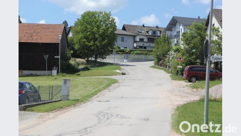 Am Schulberg wird die Mauer beim Anwesen Hausnummer 8 versetzt. Bild: ral