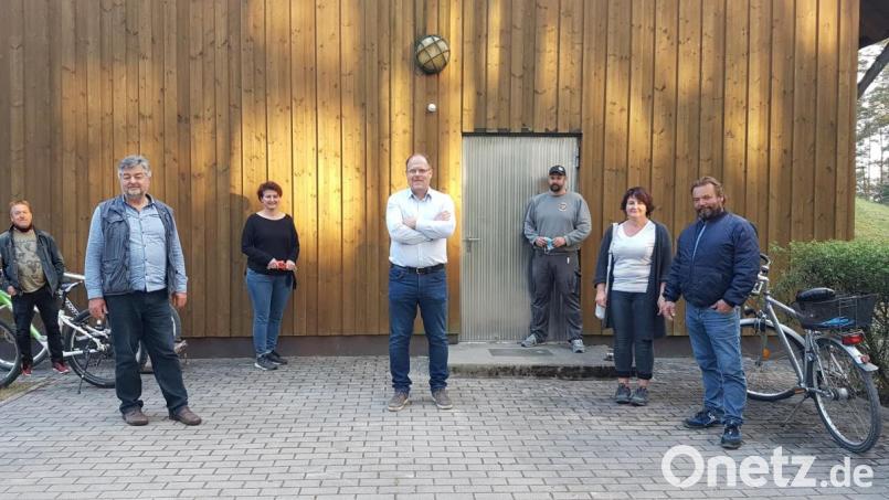 Vor dem Hochbehälter (von links): die Gemeinderäte Richard Landgraf und Gerhard Melzner, Zweite Bürgermeisterin Anja Kirschsieper, Bürgermeister Thorsten Hallmann, Wasserwart Sebastian Haslop und die Gemeinderäte Sabine und Markus Thumfart. Bild: exb