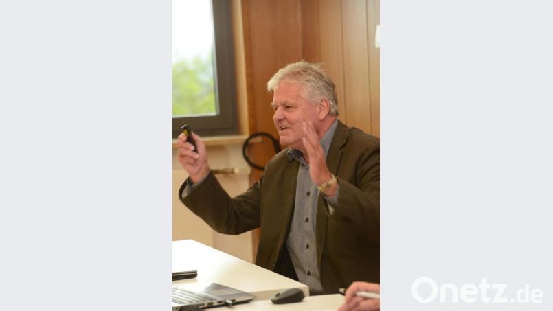 Vermessungsdirektor Hermann Prölß erklärt im Marktrat die neue Gigabitrichtlinie des Freistaats. Bild: bey