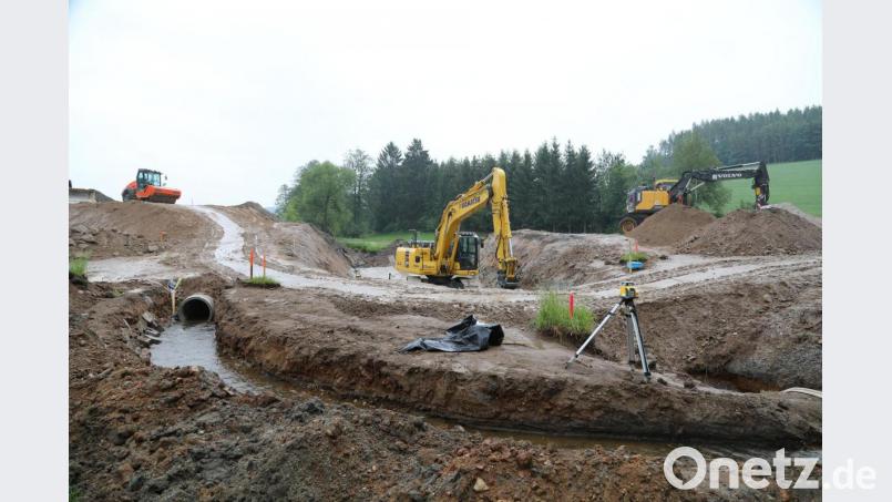 Schweres Gerät kommt bei der Brückenerneuerung bei der Bornmühle zur Zeit zum Einsatz. Die Gleiritsch (links) wird über einen Bypass an der Baustelle vorbeigeleitet. Bild: akp