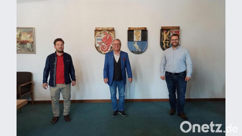 Die Verwaltungsgemeinschaft Wiesau wird von Bürgermeister Toni Dutz (Mitte) geleitet. Als dessen Stellvertreter wurden Wiesaus Zweiter Bürgermeister Michael Dutz (links) und das Falkenberger Gemeindeoberhaupt, Matthias Grundler (rechts), gewählt. Bild: wro