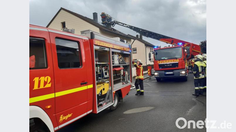 Mit der Drehleiter bekämpften die Wehren den Wohnhausbrand. Bild: Stefan Löb