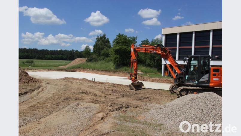 Eine der größten Baumaßnahmen in der Gemeinde ist der neue Kindergarten bei der Mittelschule. In dieser Woche wird die Bodenplatte betoniert. Bild: ral