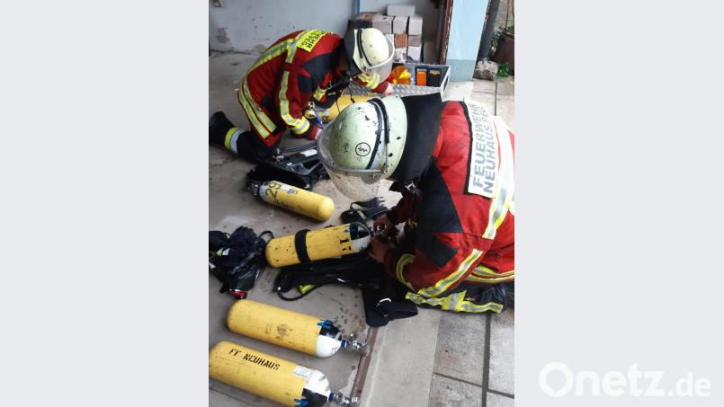 Die Atemschutzträger hatten viel zu tun bei dem Einsatz. Bild: Stefan Löb