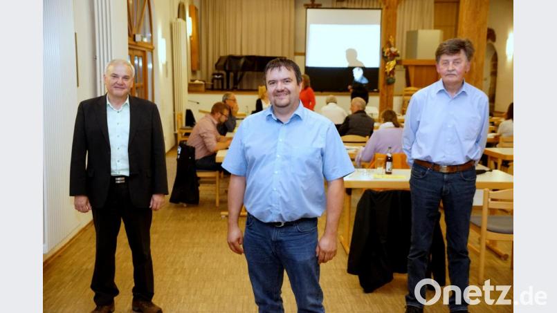 Bürgermeister Günter Kopp (von links) gratulierte Harald Tretter zum Vorsitz im Rechnungsprüfungsausschuss. Hans-Gerd Reindl ist sein Stellvertreter. Bild: bkr
