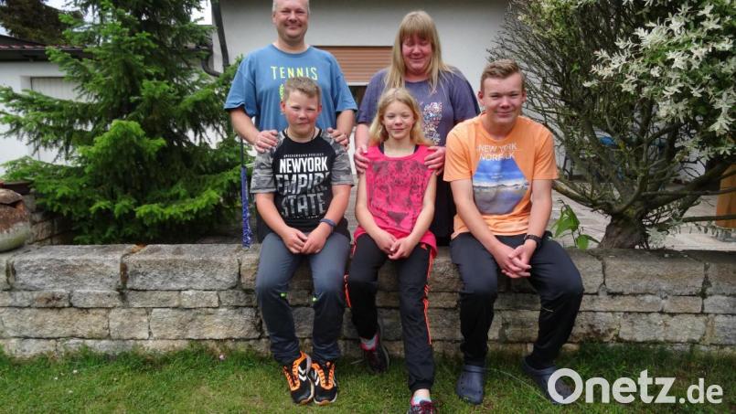 Extra für die Fotografin: Ein Familienfoto im Hahnbacher Garten mit allen Mitgliedern. Bild: hka