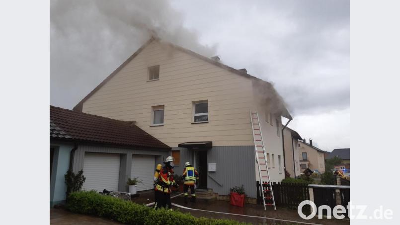 Dichter Rauch dringt aus dem Wohnhaus. Bild: Stefan Löb