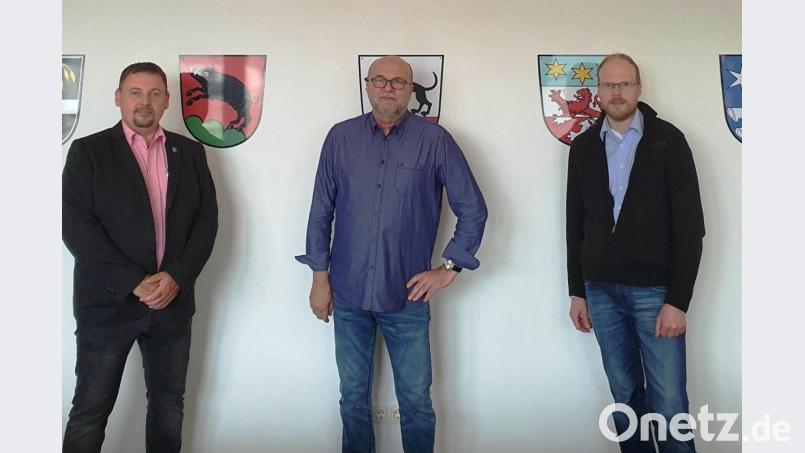 Die Verwaltungsgemeinschaft verabschiedet Harry Grimm (Mitte) in den wohlverdienten Ruhestand. Bild: sm