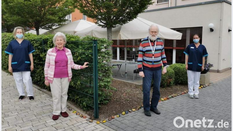Auf Initiative der Evergreen-Sozialdienst-Mitarbeiterin Veronika Kizilok (rechts) werden die Gehsteigränder um das Seniorenzentrum Evergreen mit selbstbemalten bunten Steinen dekoriert. Unterstützt wurde sie von ihrer Kollegin Olga Panin (links), dem Sozialdienst-Team, der Heimbewohnerin Ruth Paa (Zweite von links) und vom Heimbeirat Andreas Stauber (Zweiter von rechts). Bild: u