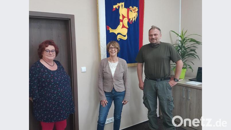 Gemeindesekretärin Martina Klimpel ist dabei, als Margit Kirzinger (Mitte) ihren Abschiedsbesuch bei Bürgermeister Martin Abel in Roßhaupt abstattet. Bild: fjo