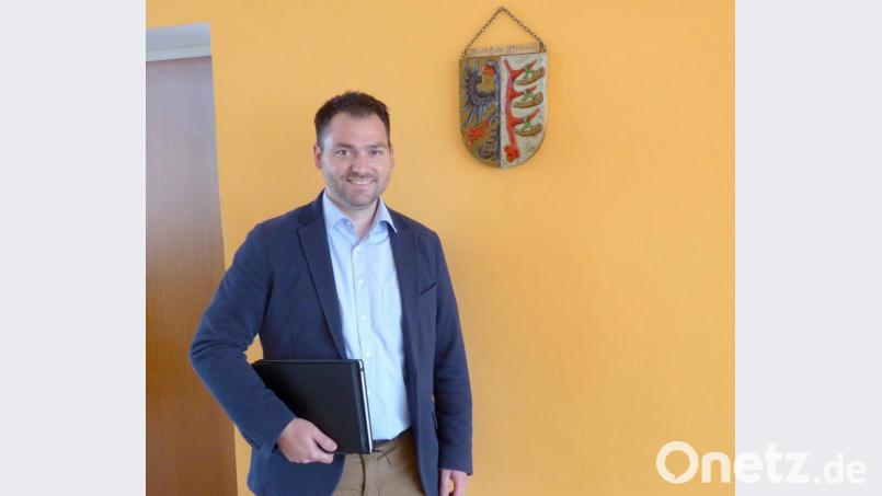 Der Luhe-Wildenauer Bürgermeister Sebastian Hartl mit Laptop und schwarzem Notizbuch Bild: fsb
