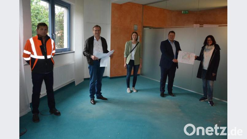 Der Baufortschritt im Erdgeschoss des ehemaligen Volksbank-Gebäudes an der Bahnhofstraße, wo zum 1. September die Kinderkrippe der Lebenshilfe starten soll, gefällt. Am Mittwochvormittag mit dabei waren (von links) Bauhofleiter Wolfgang Stark, Lebenshilfe-Geschäftsführer Berthold Kellner, Krippenleiterin Sonja Rath sowie Bürgermeister Stefan Grillmeier und Kämmerin Ursula Ockl. Bild: jr