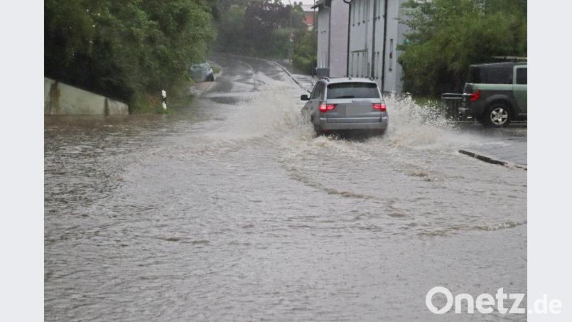 In der Stegenthumbacher Straße war die Fahrbahn am Sonntagabend komplett überschwemmt. Bild: jma