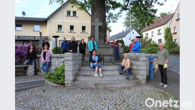 Die Helfer, die neben dem Marktplatz auch das Kriegerdenkmal und die daran angrenzenden Anpflanzungen von Unkraut befreiten. Bild: soj