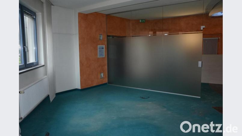 Die neuen Gruppenräume sind mit Glaswänden unterteilt. Bild: jr