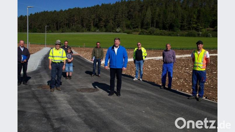 Bürgermeister Stefan Braun (vorne, Mitte) bei der Schlussabnahme der Baugebietserweiterung Utzenhofen Bild: Stefan Braun/exb