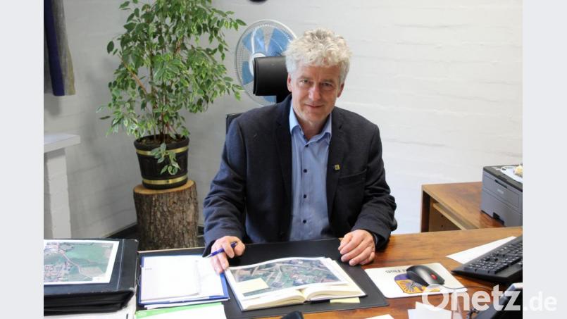 Bürgermeister Robert Lindner aus Floß hat sich in seinem Amtszimmer eingelebt. Bild: fsb