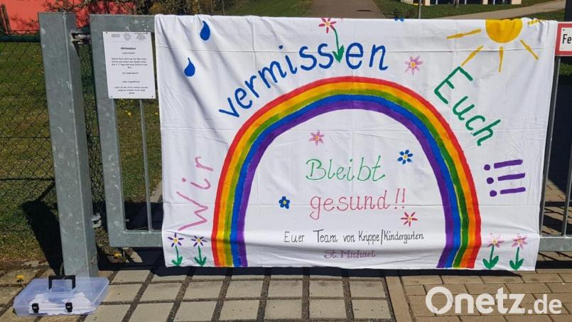 &quot;Wir vermissen euch&quot;, steht auf einem Transparent vor dem Pressather Kindergarten. Die Betreuerinnen wollen so Kontakt zu den Kindern halten. Bild: xs
