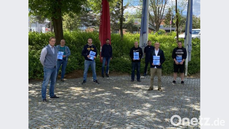 Tobias Knauer (links) gratulierte zusammen mit den Ausbildern Matthias Ertl (Dritter von rechts) und Josef Bartmann (Vierter von links) den Umschülern zum Feinwerkmechaniker zur bestandenen Prüfung. Bild: HWK