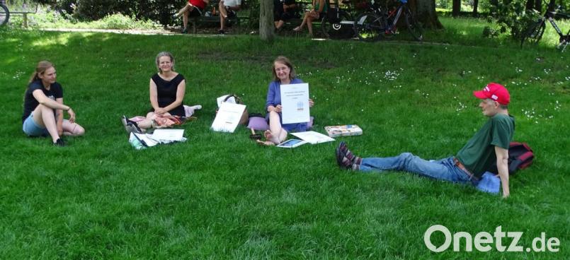 Eine Meditation für die Wahrung der Grundrechte veranstaltet Stadträtin Sonja Schuhmacher (Zweite von rechts) im Max-Reger-Park. Bild: Dobmeier
