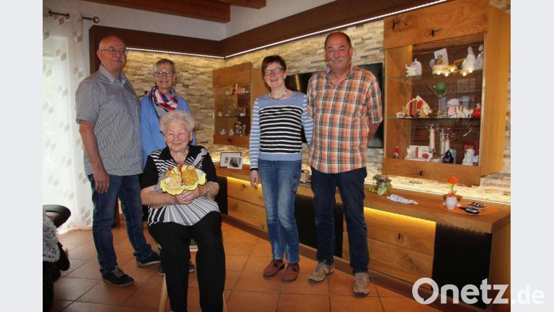 Maria Polster feierte 90. Geburtstag. Es gratulierten (von links) Sohn Karl und dessen Ehefrau Martina Polster sowie Tochter Birgit und deren Ehemann Hermann Meier. Bild: wro