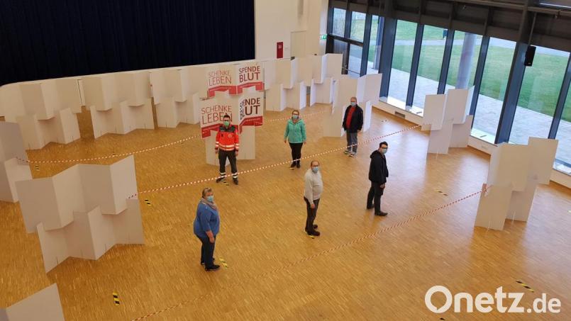 In Schlangenlinien und mit eineinhalb Metern Abstand sollen die Spender durch die Stadthalle gehen. Dieses Bild entstand während des Aufbaus vor dem abgesagten Blutspendetermin Ende März Archivbild: fks