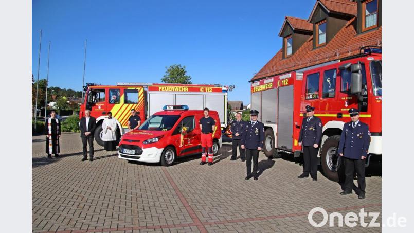Pfarrerin Anne Utz (links) und Pfarrer Augustin Lobo (Dritter von links) segnen das neue Einsatzfahrzeug der First Responder Kirchenthumbach. Bild: jma