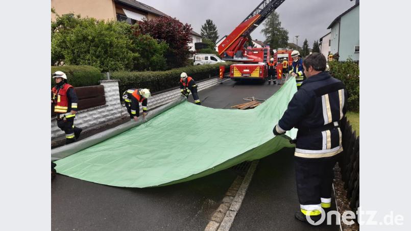 Mit einer Plane musste das geöffnete Dach abgedeckt werden. Bild: Stefan Löb