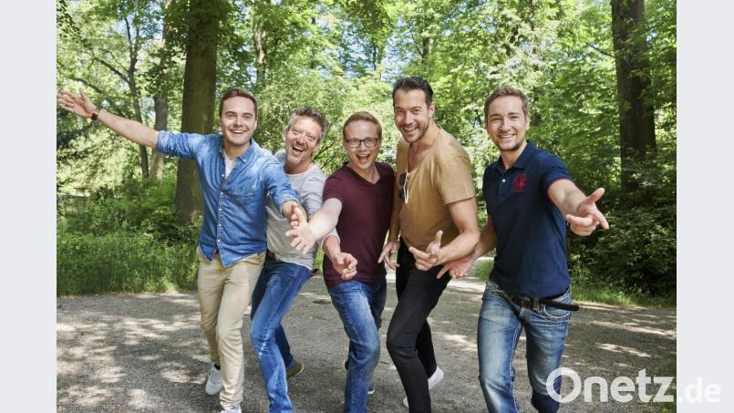 Lassen sich die Sommerlaune nicht vermiesen: Die &quot;Stimmen der Berge&quot; Simon Käsbauer (Bass), Thomas A. Gruber (Tenor), Stephan Schlögl (Tenor), Benjamin Grund (Tenor) und Daniel Hinterberger (Bariton, von links). Bild: April Santiano